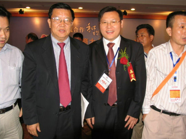 天欣科技董事長(cháng)王五星與入世談判專(zhuān)家、博鰲論壇秘書(shū)長(cháng)龍永圖合影